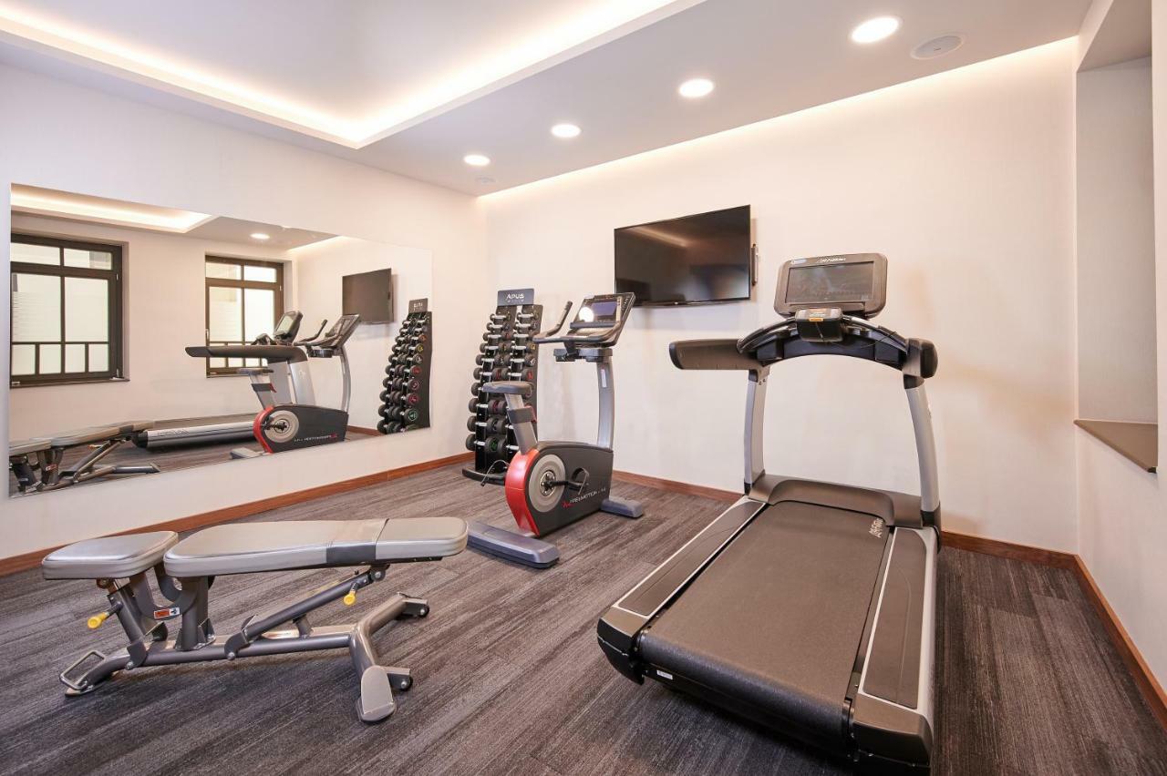 Artis Boutique Hotel Сомбатгей Екстер'єр фото